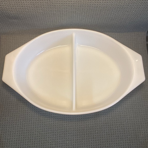 Pyrex Early American divided casserole dish with lid. - Picture 4 of 6